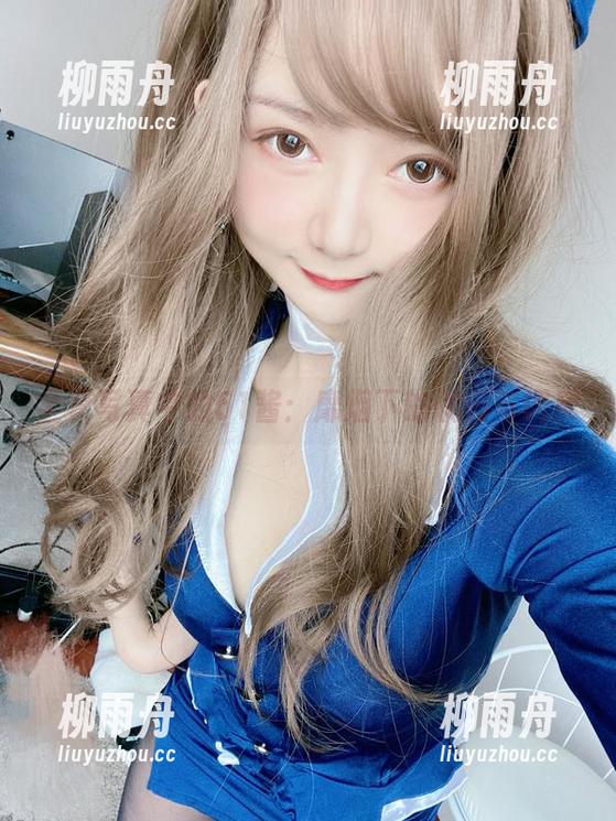 全套写真中的51酱：靡烟下的优雅与调皮