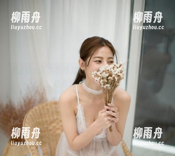 爱上G.su(全智秀)的空姐私房图包，像是被小心翼翼捧在手心里。
