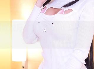 在黑猫咪的陪伴下,Hana Bunny的写真呈现了某种迷离