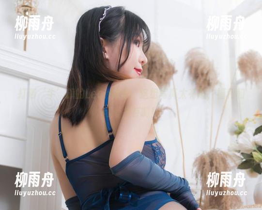 打着‘牛’旗的Leah梓未，这组写真太有趣，福利和可爱并存啊！