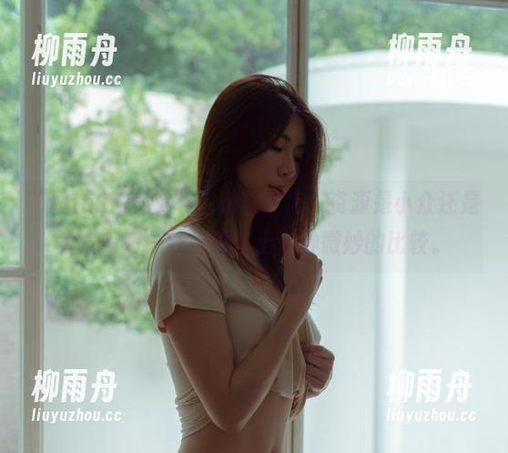 “Min.E(민이)”这套连衣裙，资源是小众还是大众？每一帧都透露出一种微妙的比较。