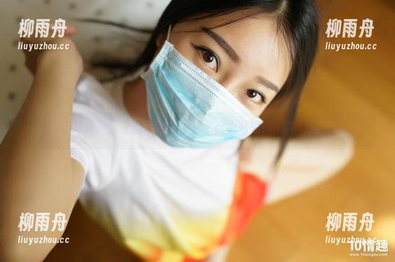 ROSI写真：在胶带的世界里，自由与束缚的边界模糊了