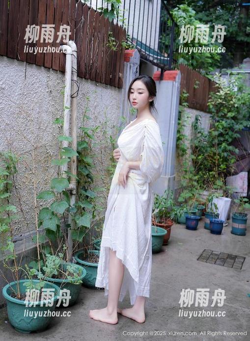 Xiuren秀人网 - 可儿kayen的天台美图：是天台还是云端？随便上去就想坐一天！