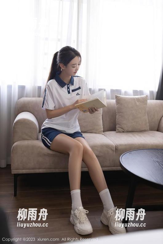 Xiuren秀人网 - 王馨瑶Yanni的私拍服装指南：要不要把这套制服带去面试？