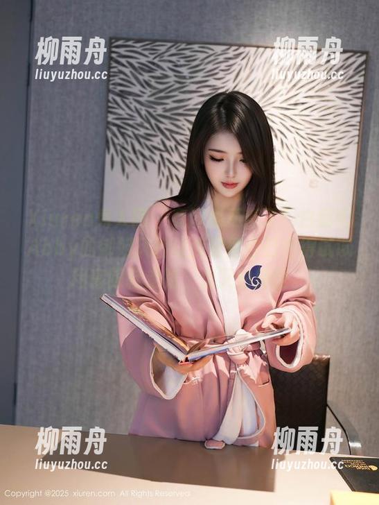 Xiuren秀人网 - 有图集更新了！白茹雪Abby的御姐风格让我觉得自己也得试试用高跟鞋走路，但又怕摔跤。