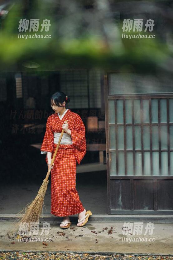 けん研的bouquet套图更新，我们这次也许不该拿花来拍照，应该直接把花托在我肩上才对！