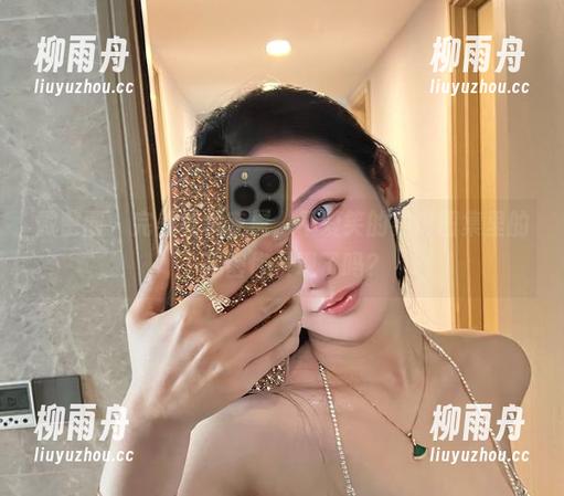 微密圈 - 完美身材专属，不爱笑的赛琳图集里的小秘密你发现了吗？