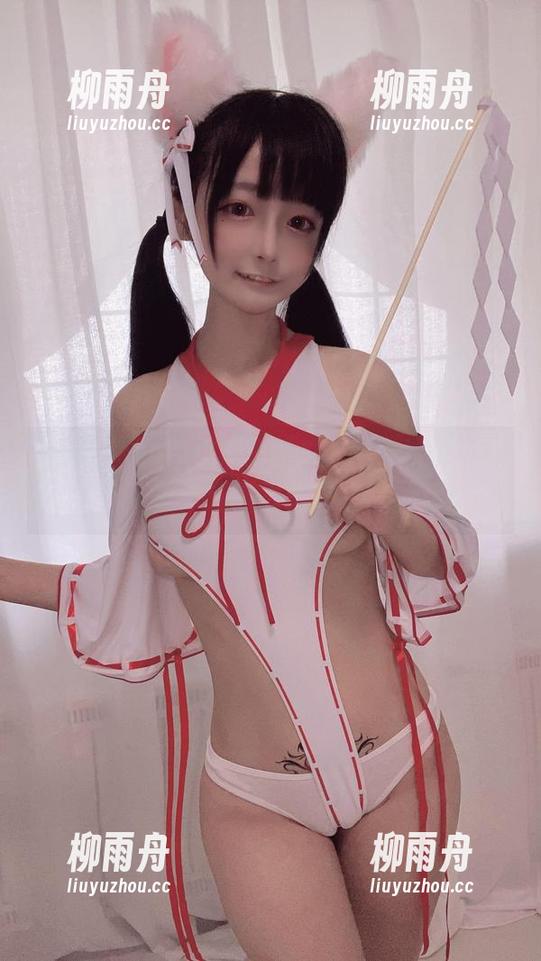 佳佳酱ovo的小熊比基尼原图，让人不觉心痒，本来还以为熊是会闹的呢。