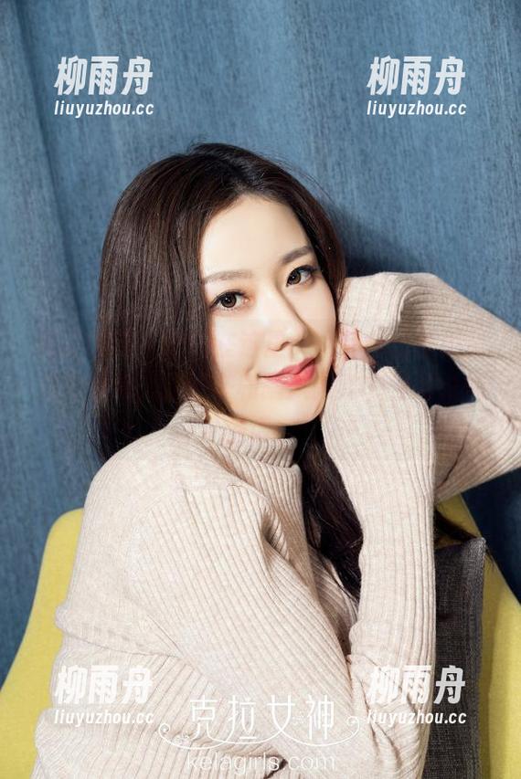 克拉女神 - 原图在这里，小芹穿比基尼背对着镜头，显然在和随风飘动的沙滩说悄悄话。