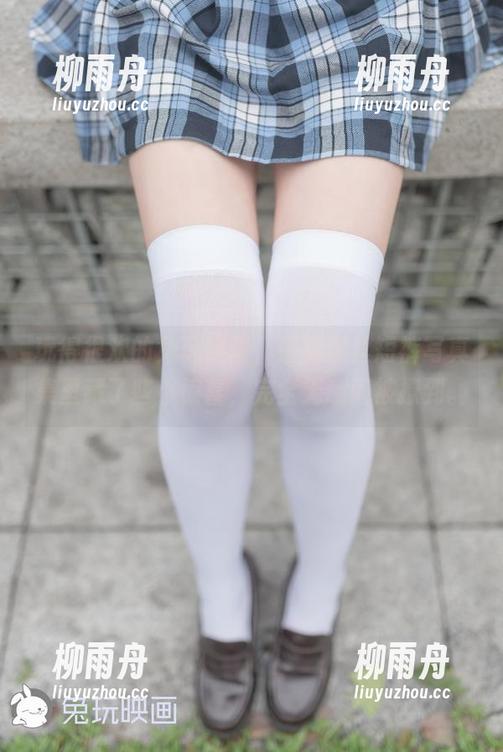 玩得很欢的兔玩映画，最新黑丝短裤写真集里藏了些小惊喜，完全无意间被撩到。