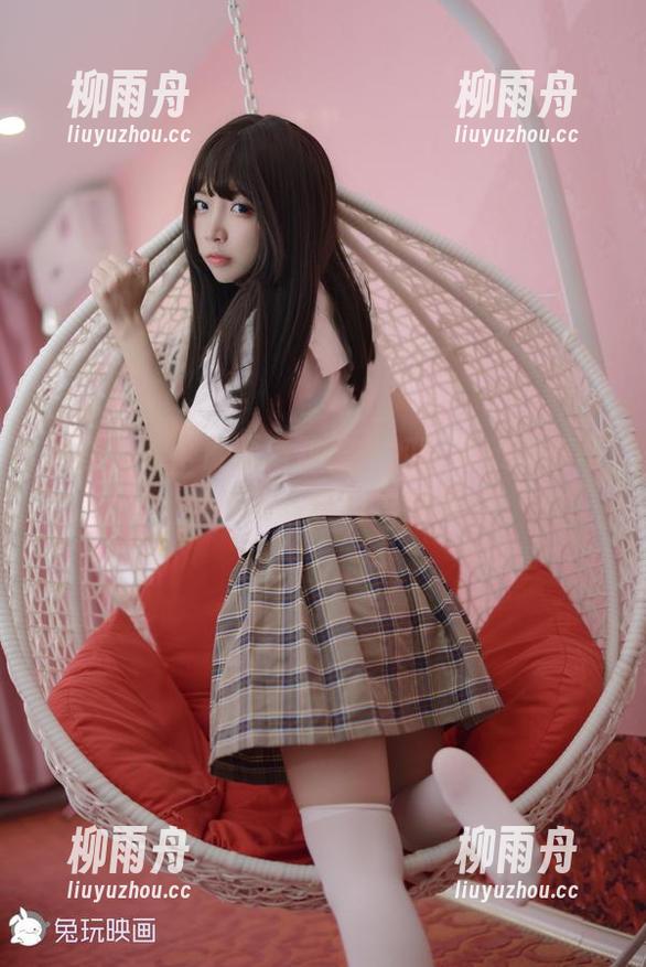 原图优雅，资源精致——加藤惠和南小鸟躲在兔玩映画里舒爽