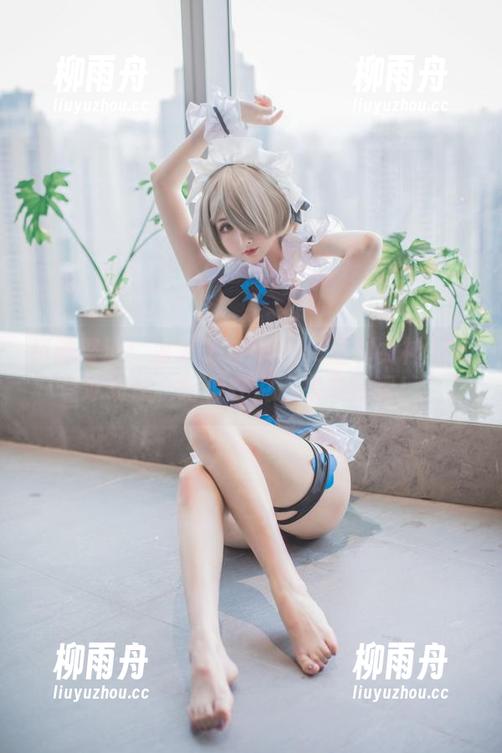 资源整理：凉凉子与Nikke胜利女神的梅登冰玫瑰，好似在说“来抓我啊！”