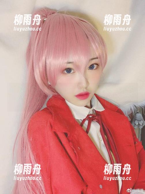 嘎潼的白色写真一出，连北极熊都想学学了，原图里等着它带个小怪兽呢！