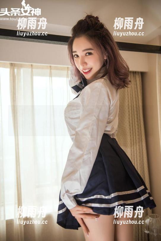 头条女神 - 精选泳衣图集：索菲娅在水中游弋，水珠似乎都想偷看她的样子。
