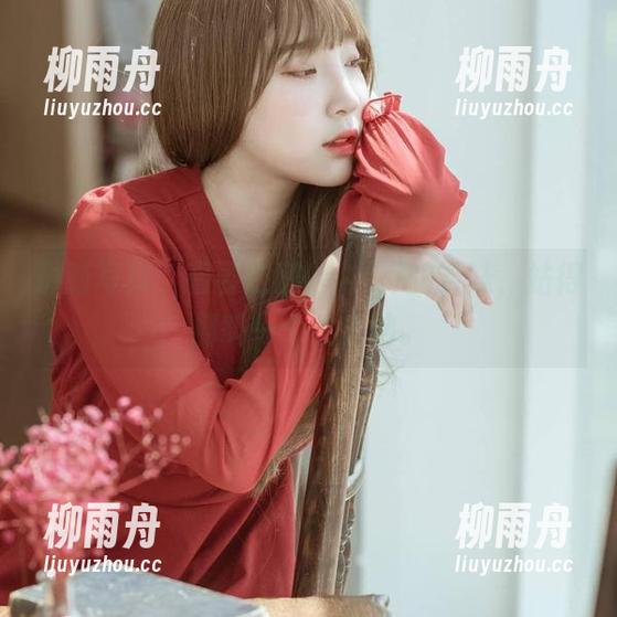 最新写真：看姜仁卿(강인경)的学妹，站得那叫一个性感呐。