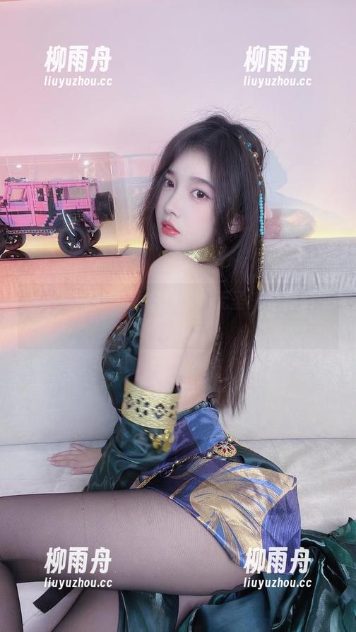 小小奶瓶儿的睡衣曲线：无圣光却特别吸睛的图片！