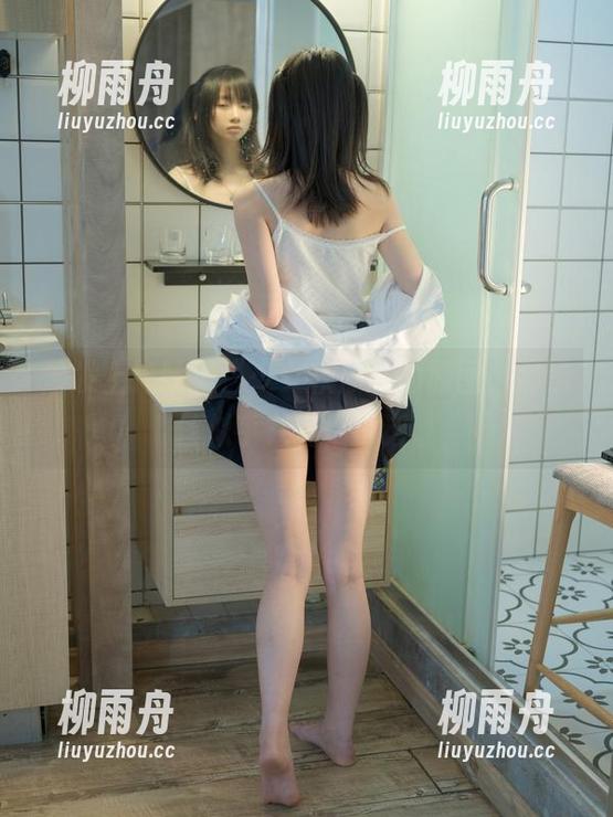沙发上掩映着“少女秩序”的原图，那黑丝似乎在悄悄说话。