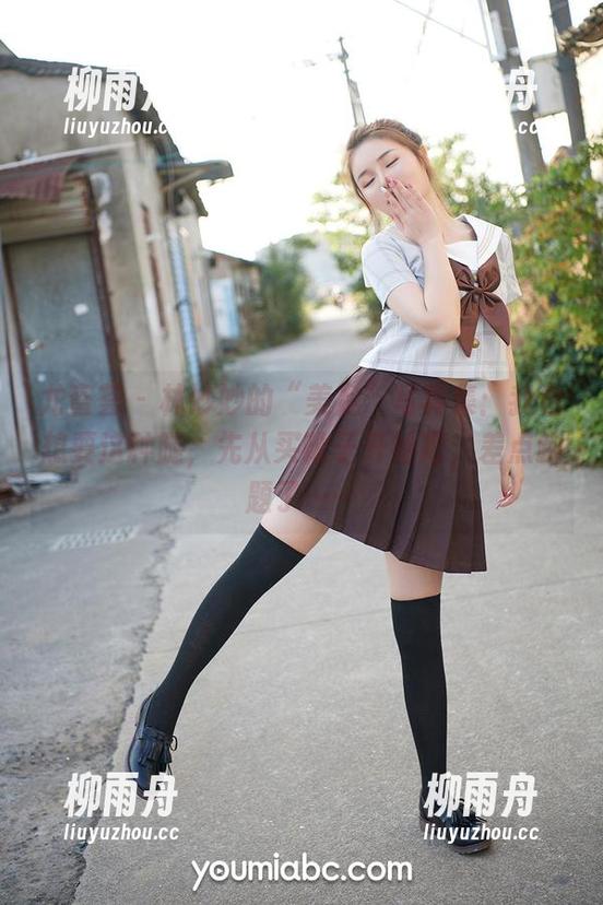 尤蜜荟 - 林妙妙的“美足”写真集：我也想要这种腿，先从买靴子开始吧，差点跑题了……