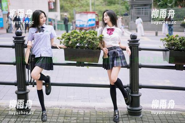 尤蜜荟 - 私拍趣味：黄乐然的灰丝美图，给人一种捋头发的冲动