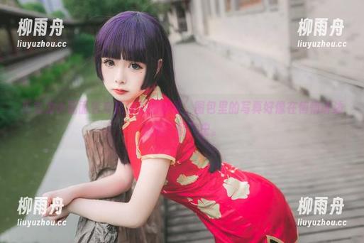 巧克力小圆面包穿礼服后的效果，图包里的写真好像在悄悄讲述她的“丽”史。