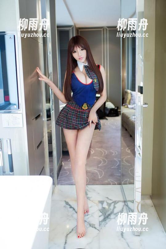 推女郎 - 谭冰的在线校服美图，让人怀念又不想回头，怎么看都是学姐风范十足。