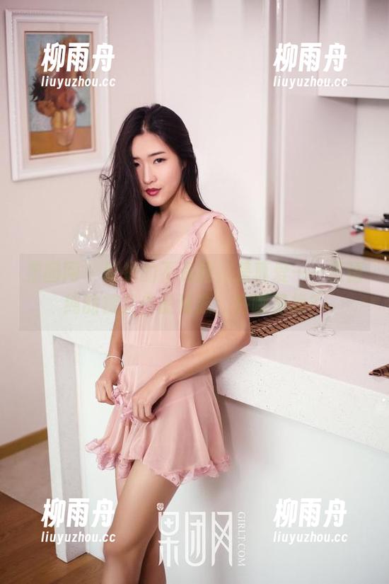 果团网-王语纯 果团网 - 脱掉的不是鞋,是真爱——王语纯的裸足作品资源,在哪里找?