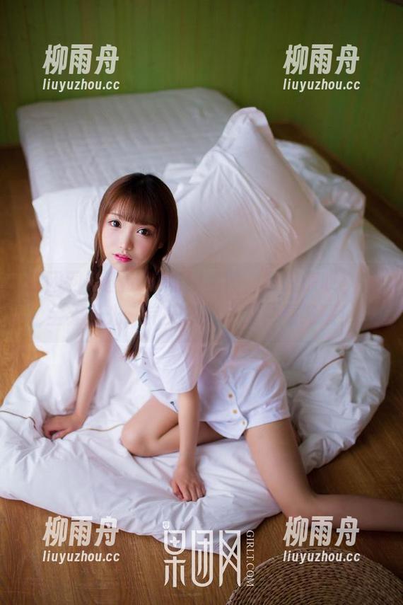 果团网 - 黄歆苑的校服照，容我惊叹，完全无圣光，完美脱离了那种清纯感！