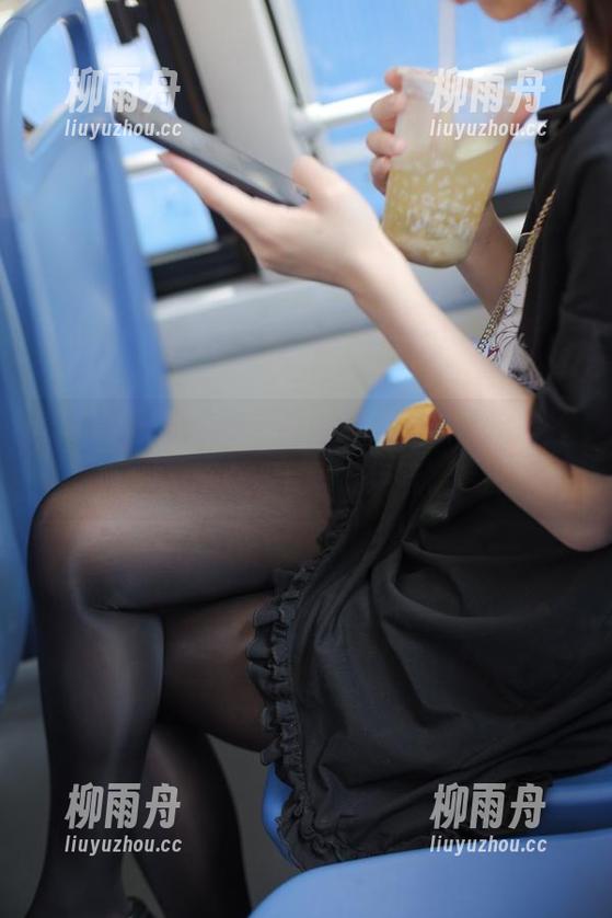 这组全套的森萝财团写真，学妹教室黑丝，真是别有一番风味。