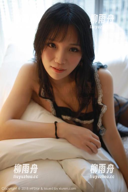 模范学院 - Manuela玛鲁娜的图册，裤里丝秀出了一种奇怪的吸引力。