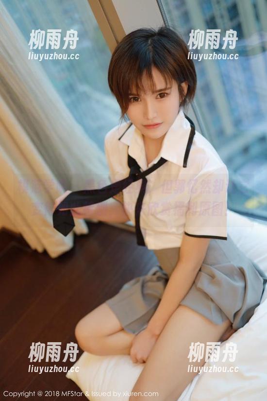 模范学院 - 黑色是经典，但郭忆然却让它变得如此特别，快来欣赏福利原图！