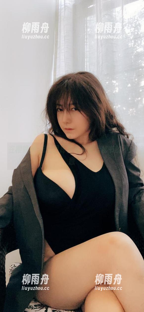 在樱晚gigi的图库里找寻那份秘书的不经意