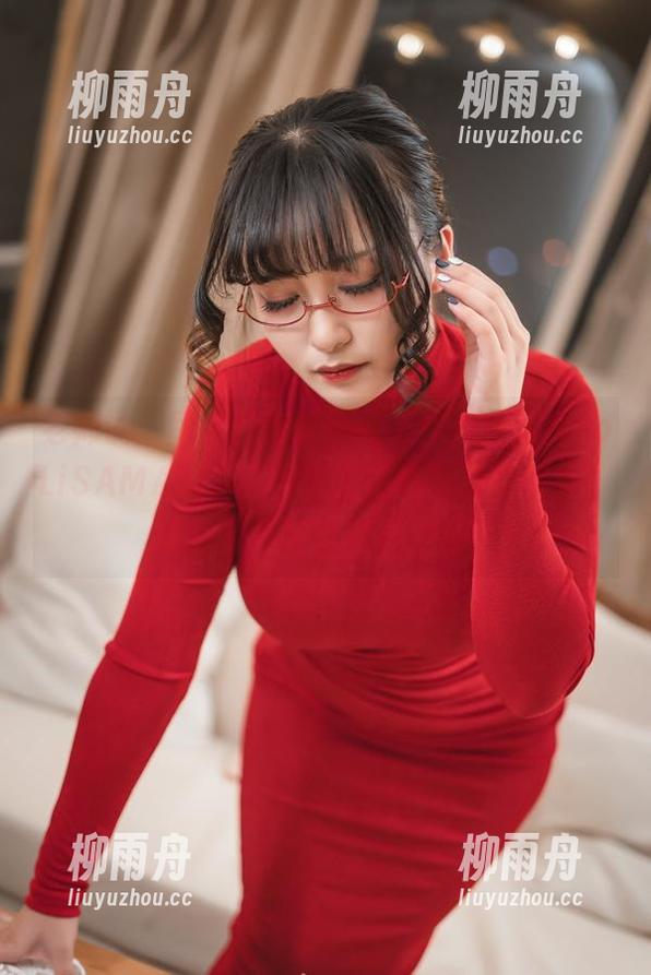 老师说：医生没音乐不能工作，但洛璃LoLiSAMA的“实习医生伊格”是个例外，真的是只要求福利图包！