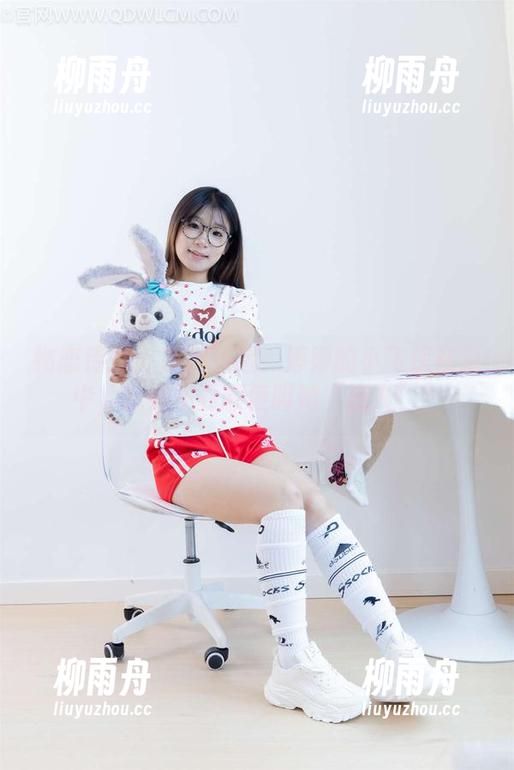 物恋传媒 - 原图探险：婷婷的小飞侠在空中，我要不要顺便叫她“超人”？