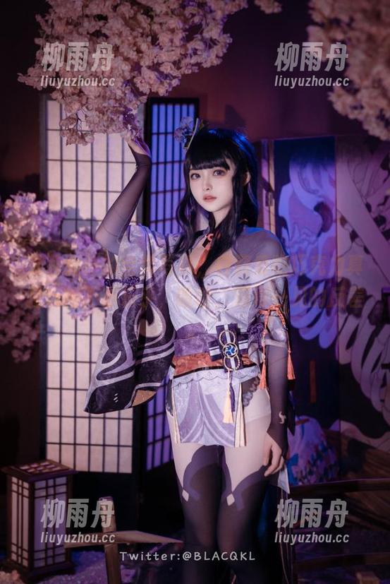 深巷女仆的全套写真，白莉爱吃巧克力真是玩得不亦乐乎，哈哈，难得一见的反差。