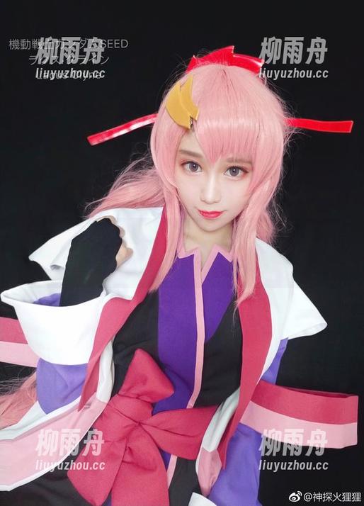 来呀，神探火狸狸的私拍图集翻页，这女孩的眼影好深邃啊