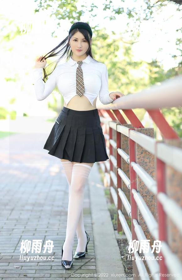 秀人网 - 运动图包：Barbie可儿的身姿就像松鼠一样灵活，真的快让我找不到北！