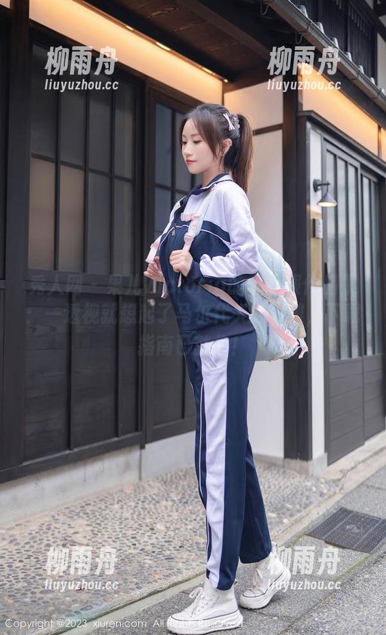 秀人网 - 果儿Victoria的水手服作品集：一透视就想起了马尔代夫的沙滩，下载指南已就位！
