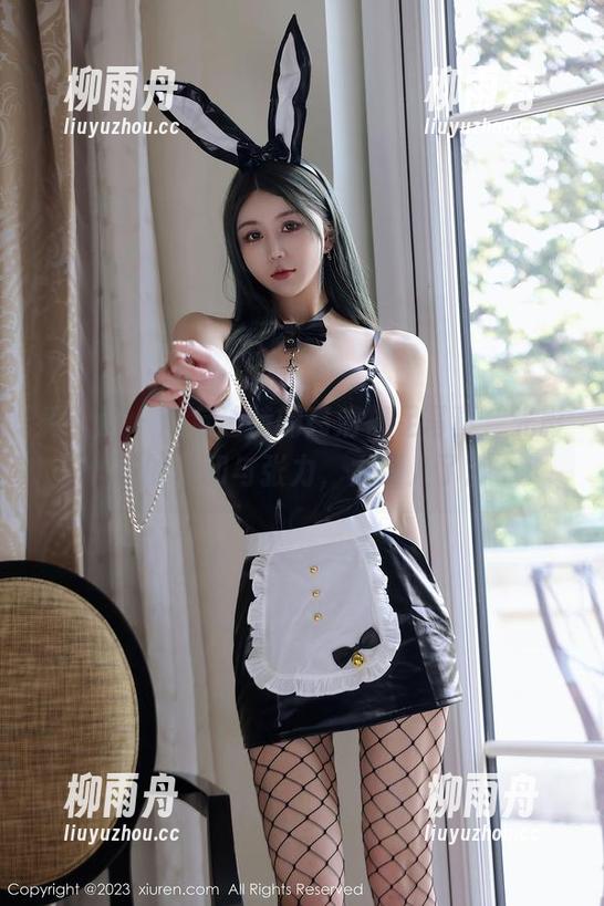 秀人网 - 灿宝独特的高清裸足写真，光影间的柔和与张力，太迷人了。