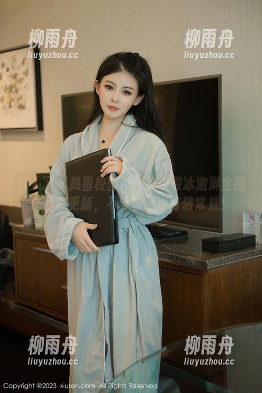 秀人网 - 捣蛋校园风：麦琪绫冰激淋全新作品集更新，不穿校服也打破常规！