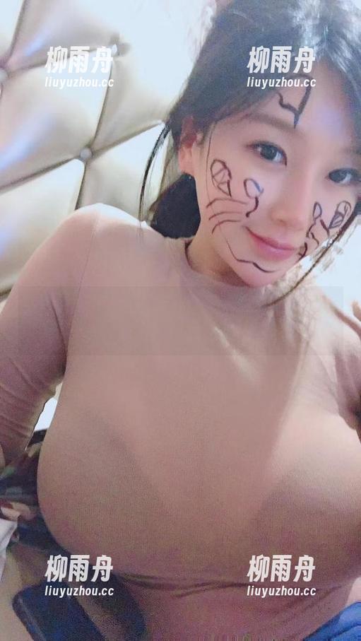 微密圈 - 选紫色哒豚豚的蕾丝套图，反正无圣光也撑得住场面嘛。