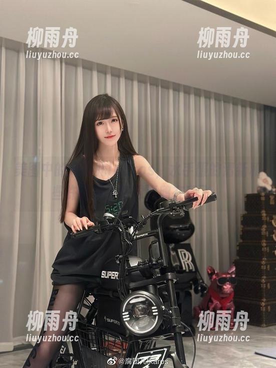 美图中的腐团儿Ikaros，水手服的清新和些许调皮，好像海鸥在翻飞。