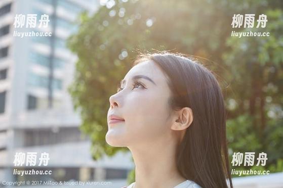 蜜桃社 - 看着伊琳的校服图库，忽然有种“我也想回到学生时代”的错觉。
