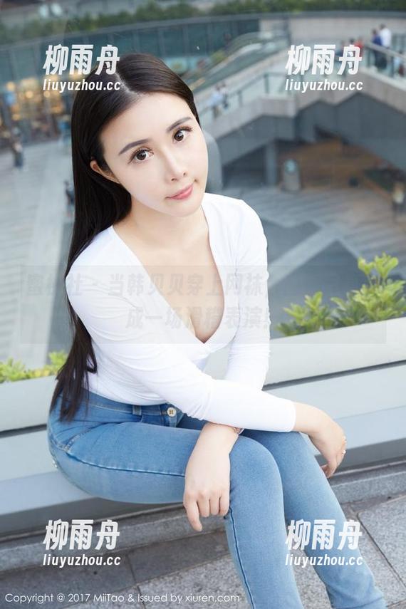 蜜桃社 - 当韩贝贝穿上网袜，高清写真变成一场滑稽表演！