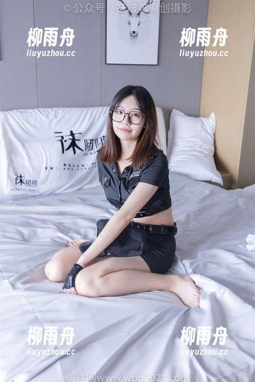 袜啵啵 - 作品里的小淳，全套咖啡丝加固着脚尖的温柔，观者自成一景。