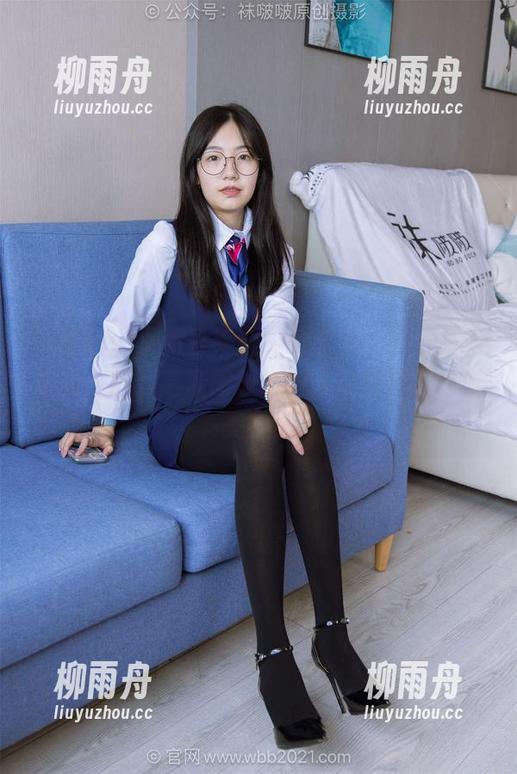 袜啵啵 - 小甜豆手里的薄白丝，不一般的脚尖加固，高清图册中令人自豪的挂毯般美丽！