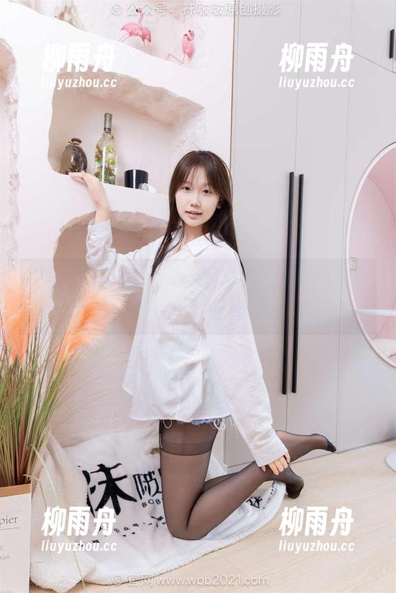袜啵啵 - 走近稚予的婚纱小礼裙，沉浸在这图片里的仨维悬念