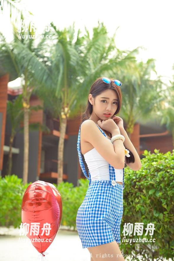 青豆客 - 在吕梦玉的写真里，旗袍似乎在眨眼