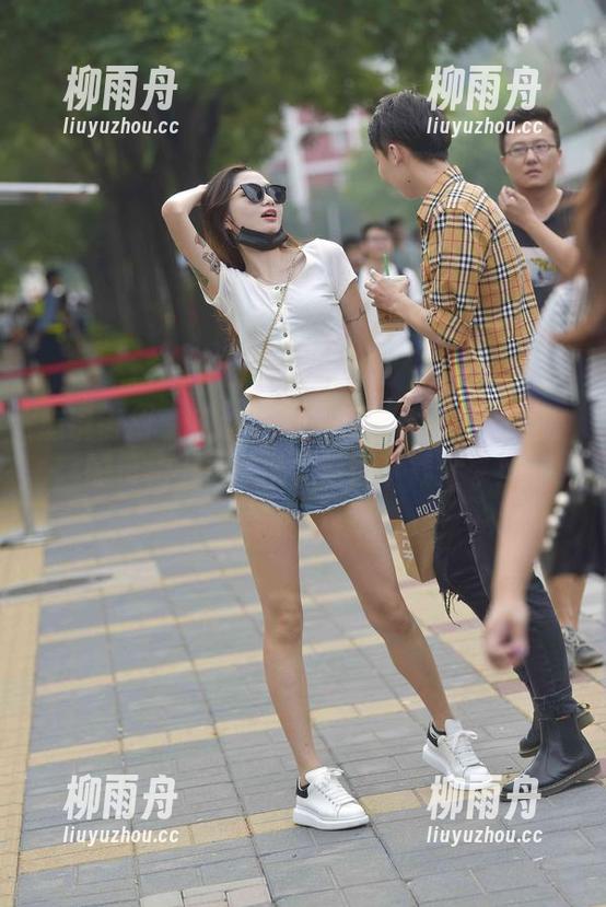 魔镜街拍 - 别以为职场只能黑白——婷婷的粉裙工作日常，原图下载分享！