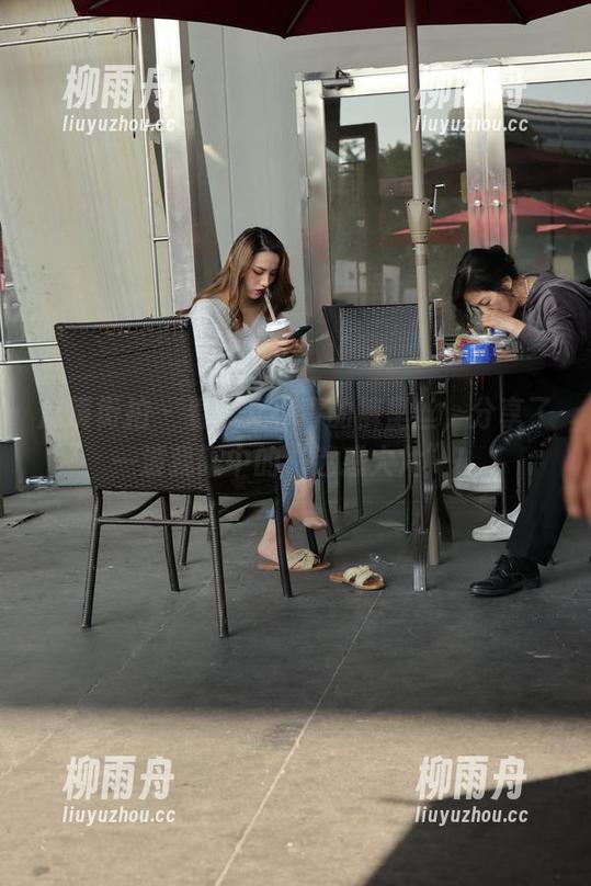 魔镜街拍 - 看！艾小青的裤里丝，分享了一波我眼中的“迷惑大片”！
