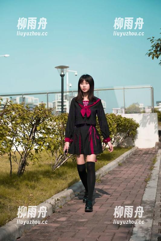 “魔镜街拍”：紧致美臀的自我放飞写真作品，谁能抗拒？